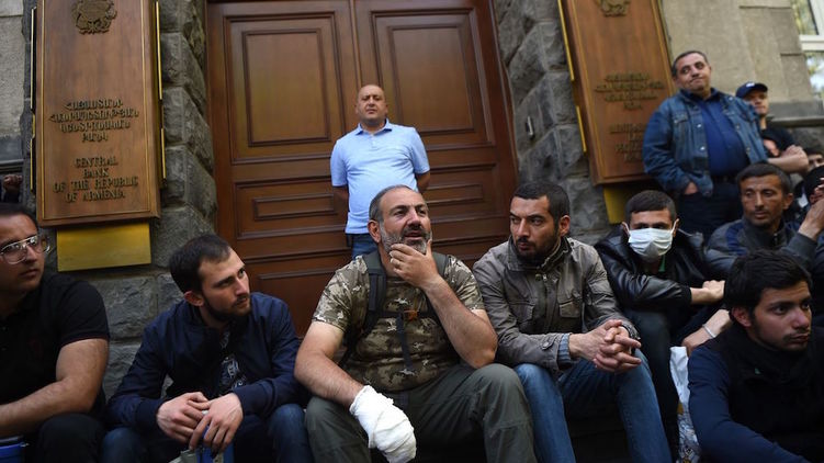 В центре - лидер оппозиции Никол Пашинян