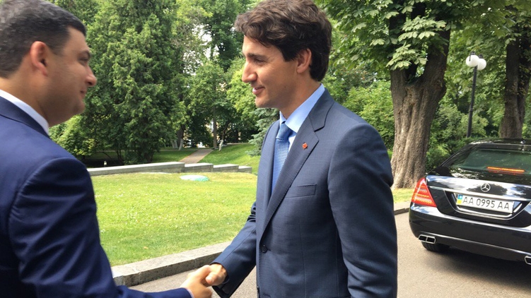 Джастина Трюдо во дворе Кабинета министров приветствует Владимир Гройсман, фото: twitter.com/d_stoliarchuk