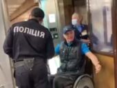 В Киеве инвалида-колясочника не пустили в метро из-за того, что он "не может спуститься". Видео
