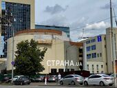 На месте падения обломков в Киеве  владельцы пострадавших квартир и магазинов убирают разбитые окна. Фото