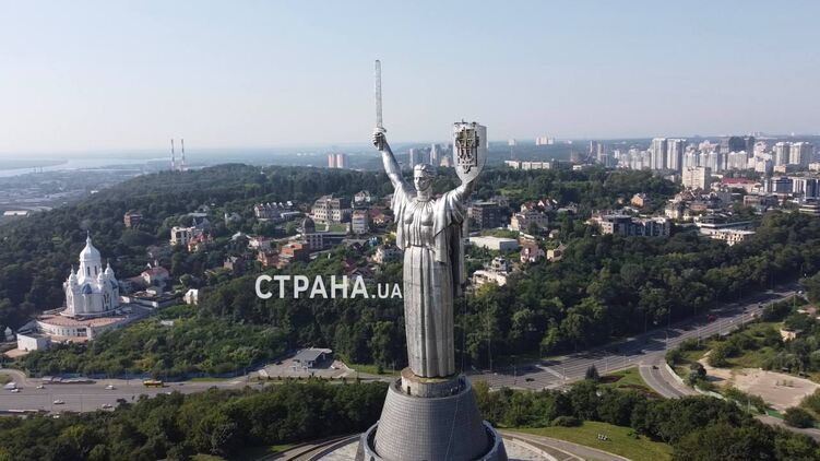 Сегодня на щите Родины-матери был установлен Тризуб