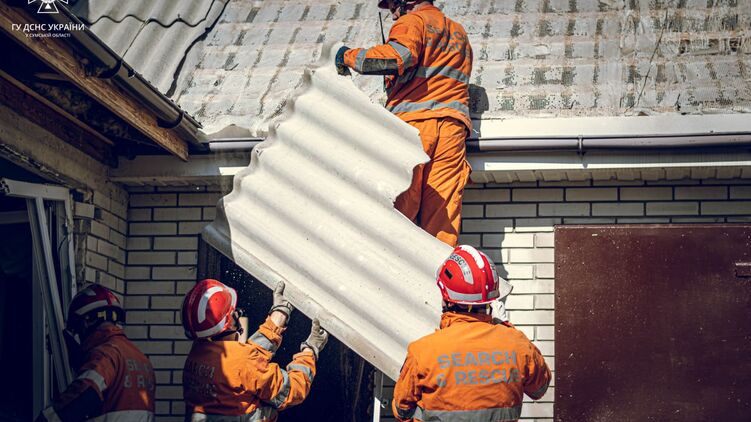 Спасатели ликвидируют последствия удара РФ в Сумах. Фото ГСЧС