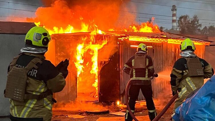 Наслідки обстрілу Києва. Фото: ДСНС