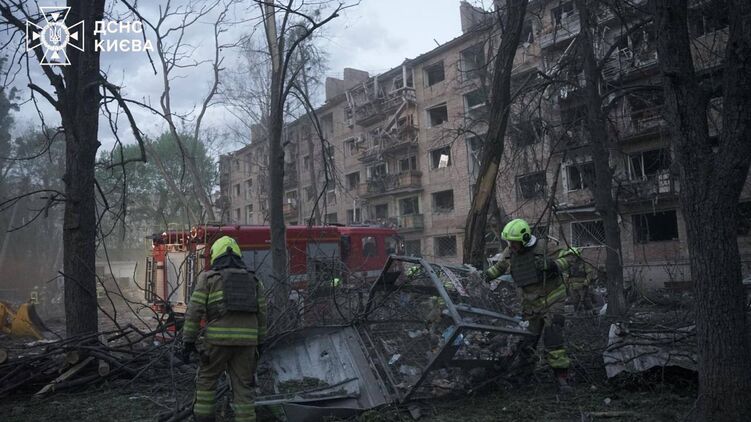 Наслідки обстрілу РФ у Києві. Фото: ДСНС