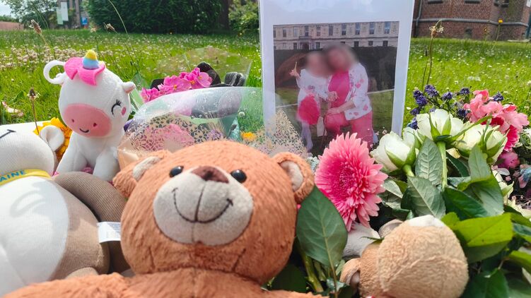 Місцеві жителі несуть квіти та іграшки, де було зарізано українку та її доньку Фото: vrt.be