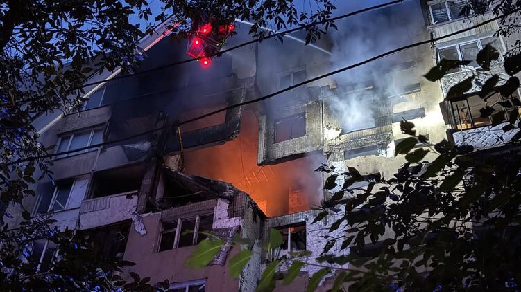 Ночью армия РФ ударила беспилотником по жилой многоэтажке Одессы. Фото: Telegram 