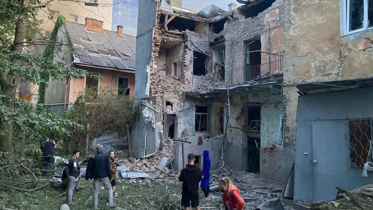Наслідки російської атаки у Львові. Фото: ОВА