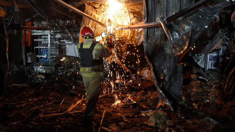 Устранение спасателями последствий одного из прилетов. Фото: ГСЧС