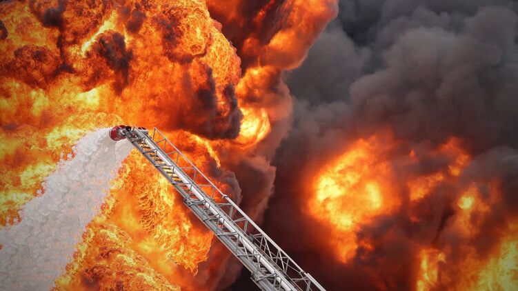 Кадри після удару по нафтобазі у Прилуках