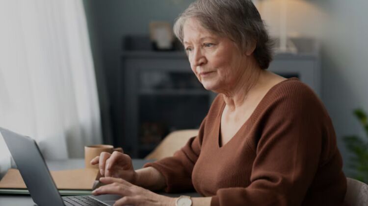 Пенсіонери можуть пройти ідентифікацію онлайн-режимі. Ілюстративне фото: Freepik