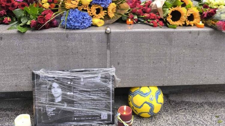 В Ирландии несут цветы и футбольные мячи в память об убитом 17-летнем украинце Вадиме Давиденко. Фото: Facebook Елены Гордиенко