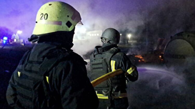 Ліквідація наслідків нічної атаки на Одещині. Фото: ДСНС