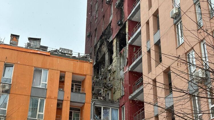 Руйнування після прильоту дрону по столичному ЖК. Фото: Країна