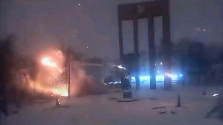 Момент прилет дрона рядом с памятником Бандере. Скриншот