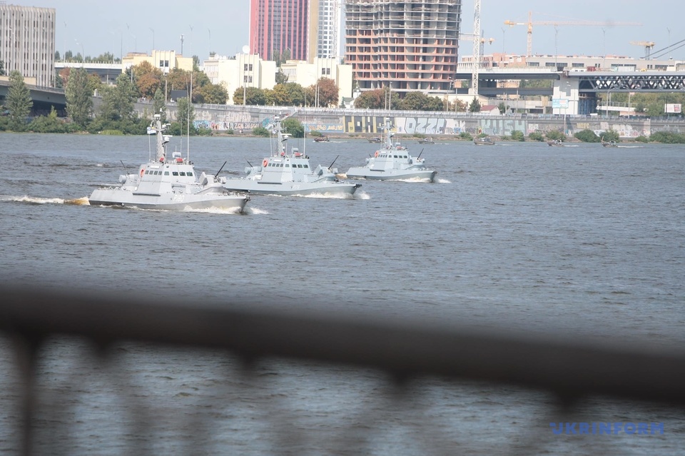 Катера Нацполиции и ВМС приняли участие в параде ко Дню независимости