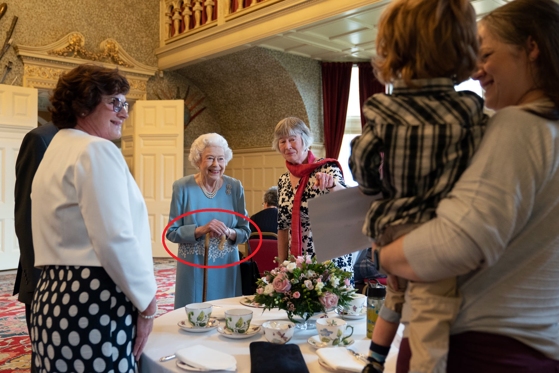 Королева Елизавета II c палочкой