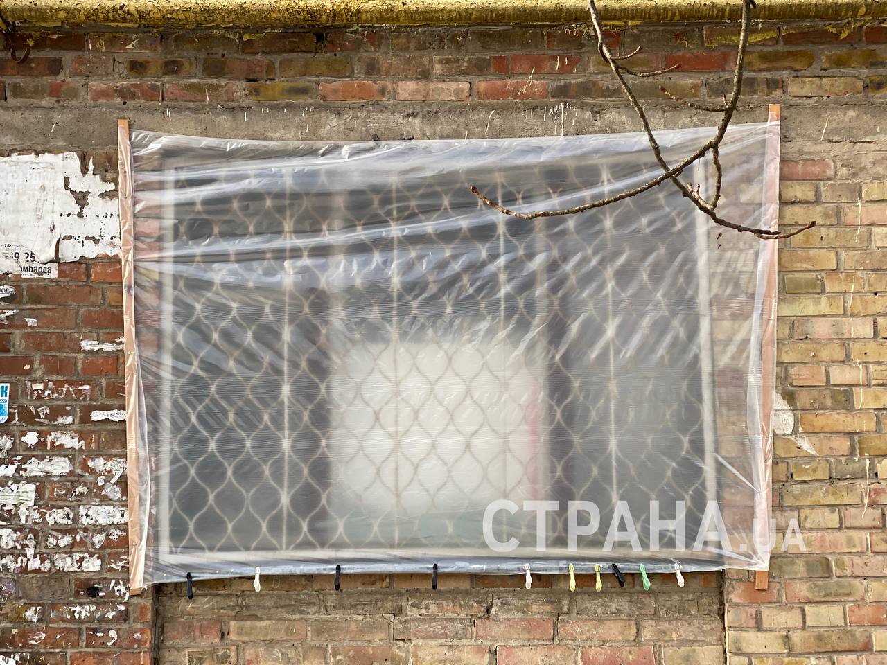 Киевляне чинят свой дом после попадания в него обломков сбитого иранского дрона