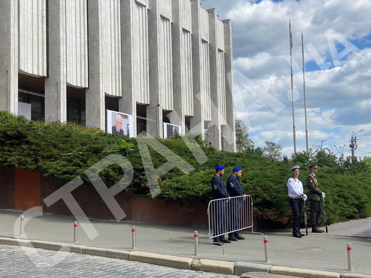 В Киеве, в Украинском доме, начинается церемония прощанию с первым президентом Украины Леонидом Кравчуком