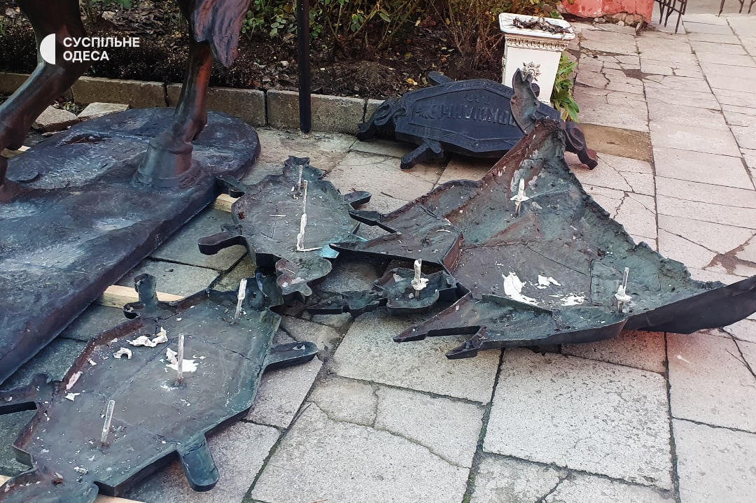 Фото памятников Екатерине и  Суворову после демонтаж в Одессе