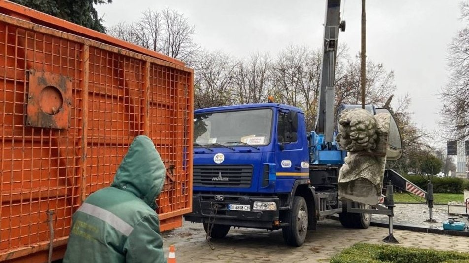 В Кременчуге снесли памятник Пушкину