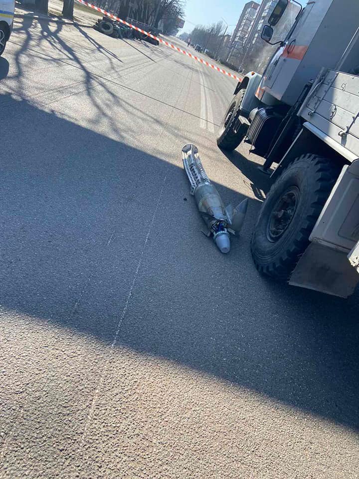 после обстрела на улицах осталось много неразорвавшихся боеприпасов