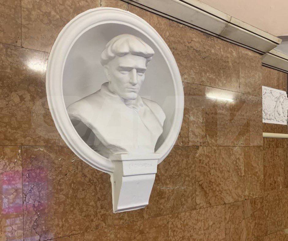 бюст закрыли досками