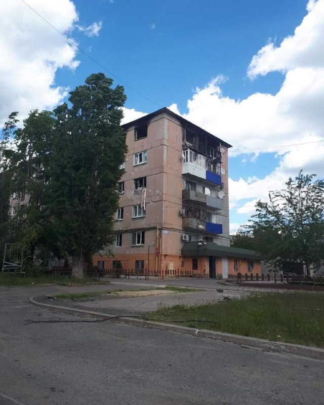 В сети появилось видео, на котором девушка в украинской национальной одежде перерезает горло российскому солдату