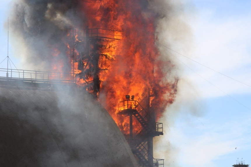 В Николаеве после обстрела загорелся шрот подсолнечника