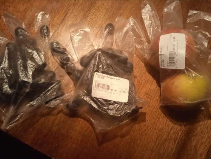 Украинцы пакуют в перчатки вместо пакетов