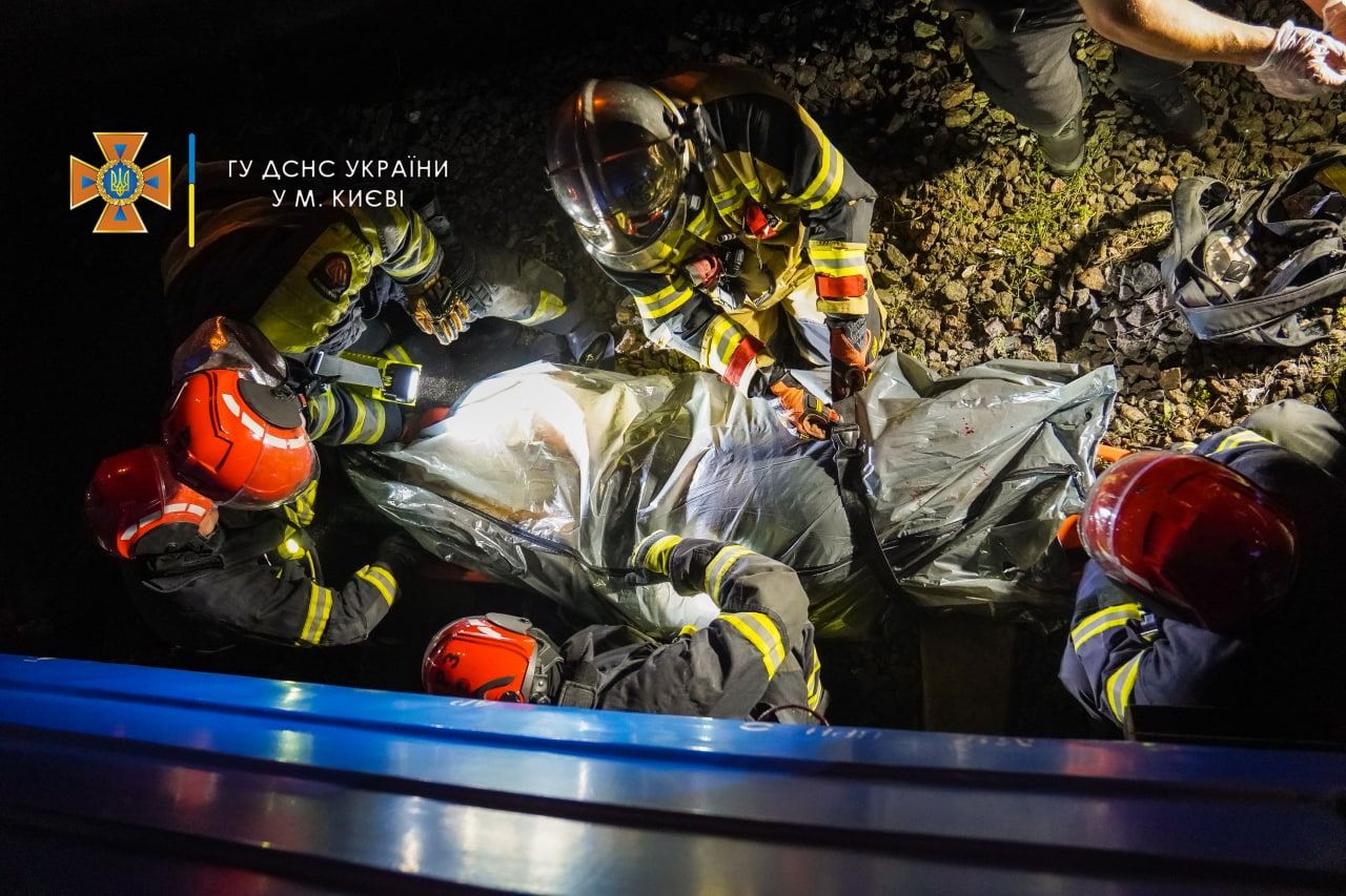 Спасатели достают тело погибшего под поездом