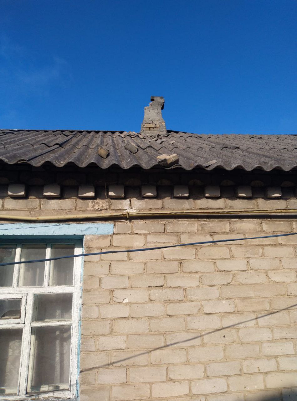 Глава Донецкой ОГА Павел Кириленко сообщает о том, что в Покровском районе нанесен удар по Курахово, попадание в дом, по Бахмуту и Северску била авиация, в Торецке артиллерией повреждено админздание