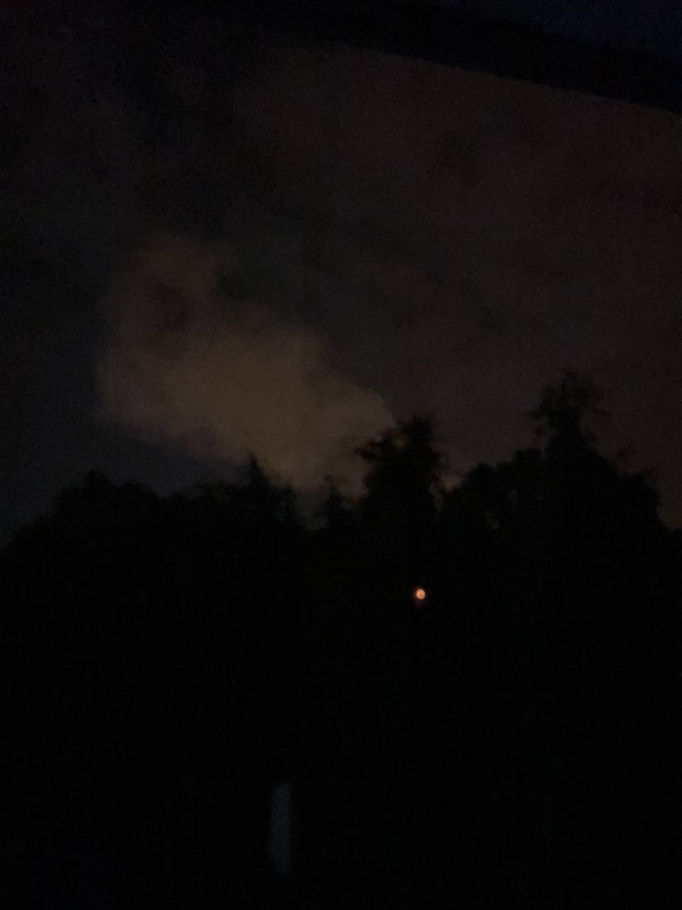 В местных пабликах появилось фото пожара после прилета.