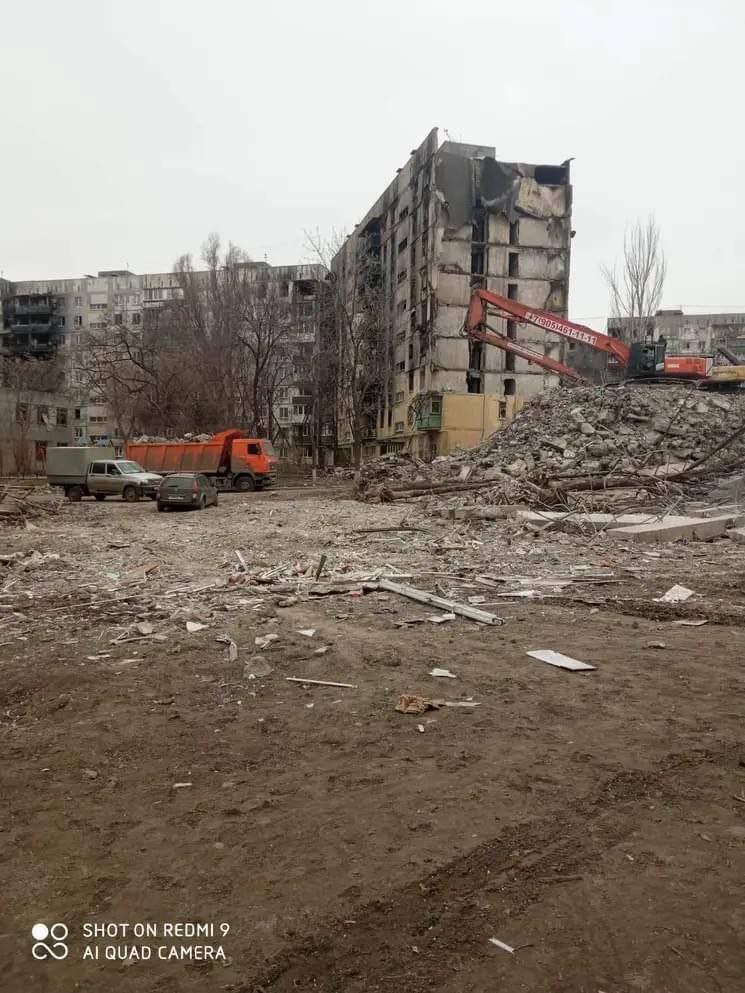 В Мариуполе сносят разрушенные дома