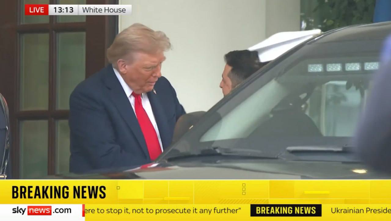Зеленский прибыл в Белый дом. Трамп пожал ему руку