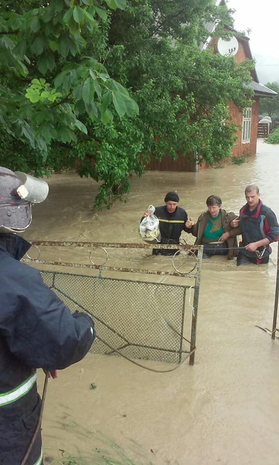 Паводки в Карпатах эвакуация местных жителей