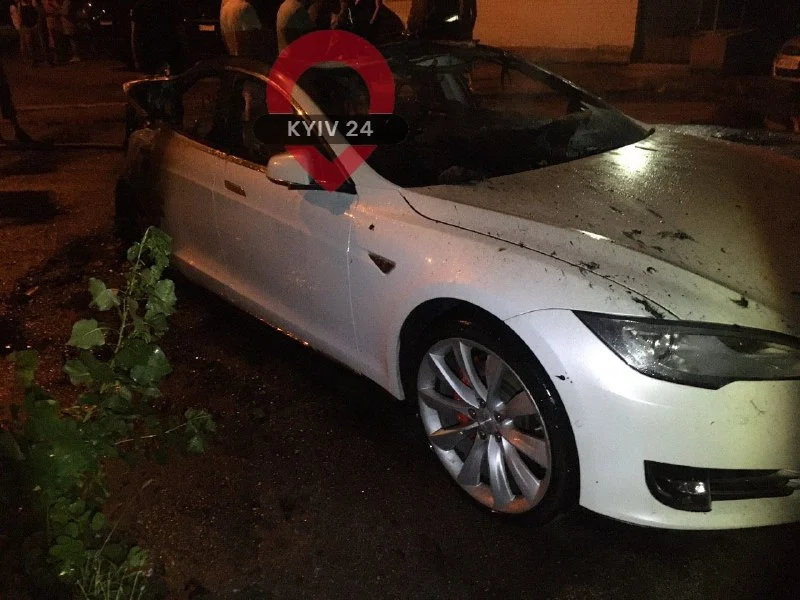 Сгоревшая "Тесла" Богдана. Фото: facebook.com/kievtypical