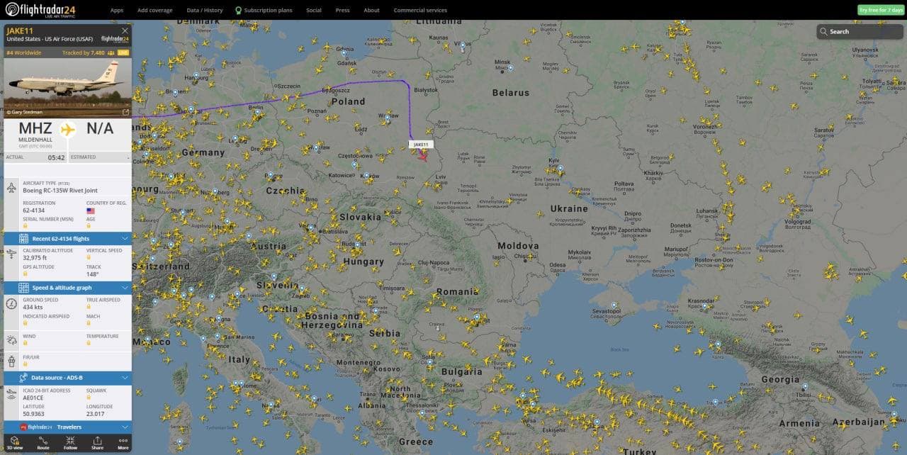 У границы Украины в районе польского Ржищева летает американский разведывательный самолет