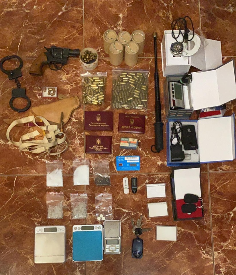 Улики, изъятые во время обысков у подозреваемых. Facebook