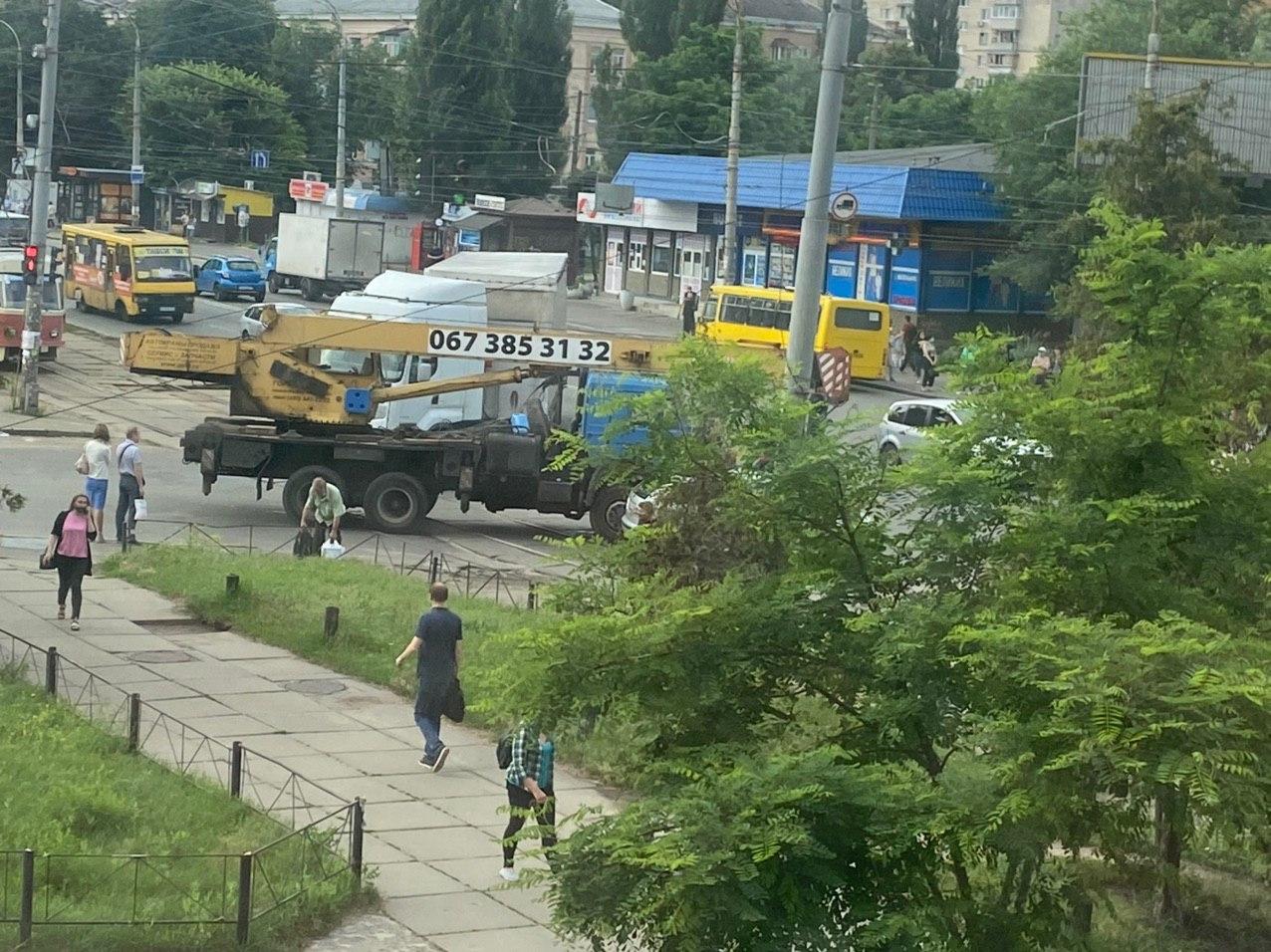 В Киеве на Кирилловской кран подмял под себя "Шкоду". Фото: Страна