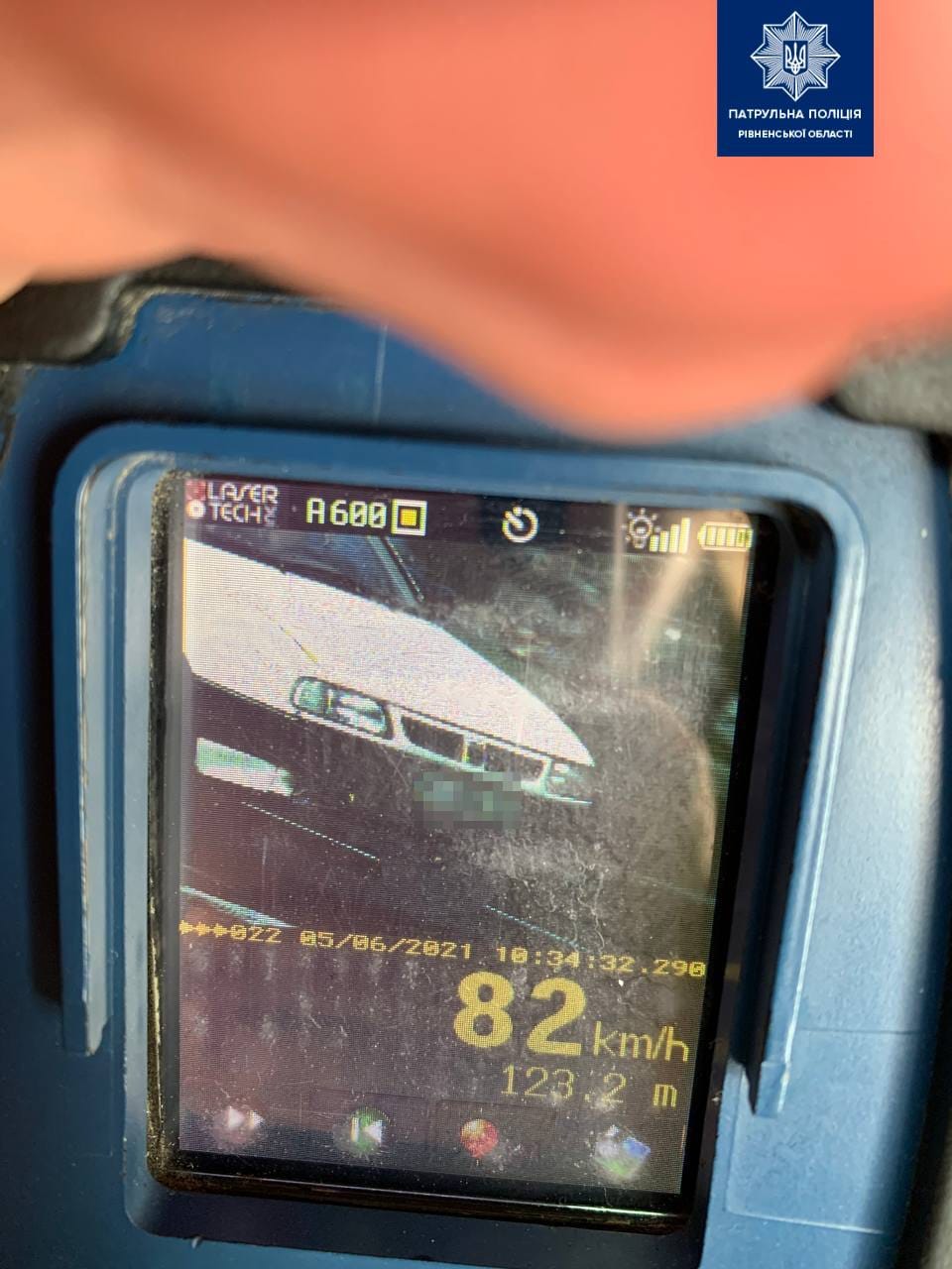 о время патрулирования на автодороге М-06 (Киев-Чоп) в поле зрения экипажа попал автомобиль Seat Inca, водитель которого превысил скорость. Впрочем, требование об остановке руководитель проигнорировал. Патрульные догнали его и составили соответствующие админматериалы. Только они отъехали от места оформления материалов, услышав удар сзади и стали очевидцами ДТП этого же транспортного средства. Следственно-оперативная группа установила, что водитель автомобиля Seat, 70-летний житель, выехал на полосу встречного движения, где допустил лобовое столкновение с кроссовером Mitsubishi Outlander под управлением 61-летнего жителя города Кривой Рог. В результате ДТП погибли три человека. Начато досудебное расследование. Дорога не прощает беспечности и неосторожности за рулем.