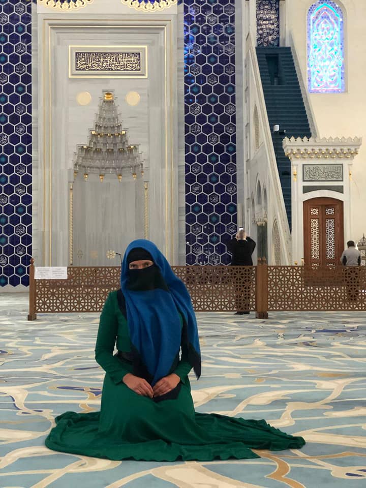 Надежда Савченко опубликовала фото в парандже из курортной Турции