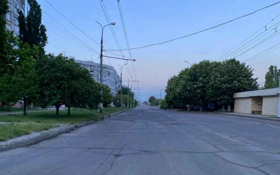 Фото порожньої вулиці у Херсоні через обстріл РФ. Джерело – Телеграм