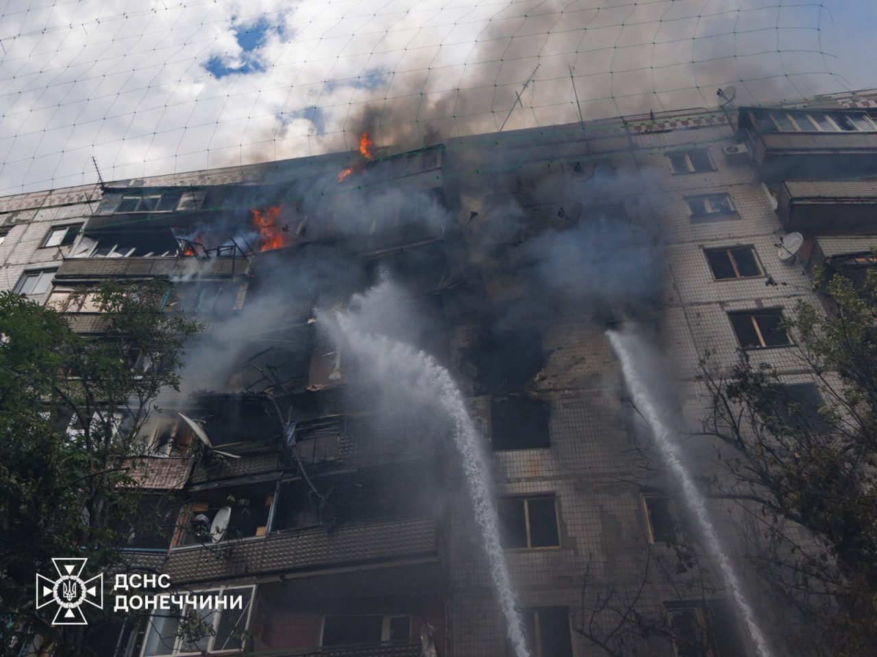 Фото (3) гасіння палаючого будинку в Краматорську. Джерело &ndash; ДСНС