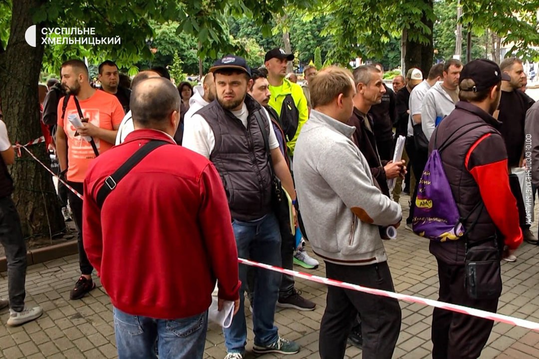 Фото очереди перед ТЦК. Источник - Телеграм