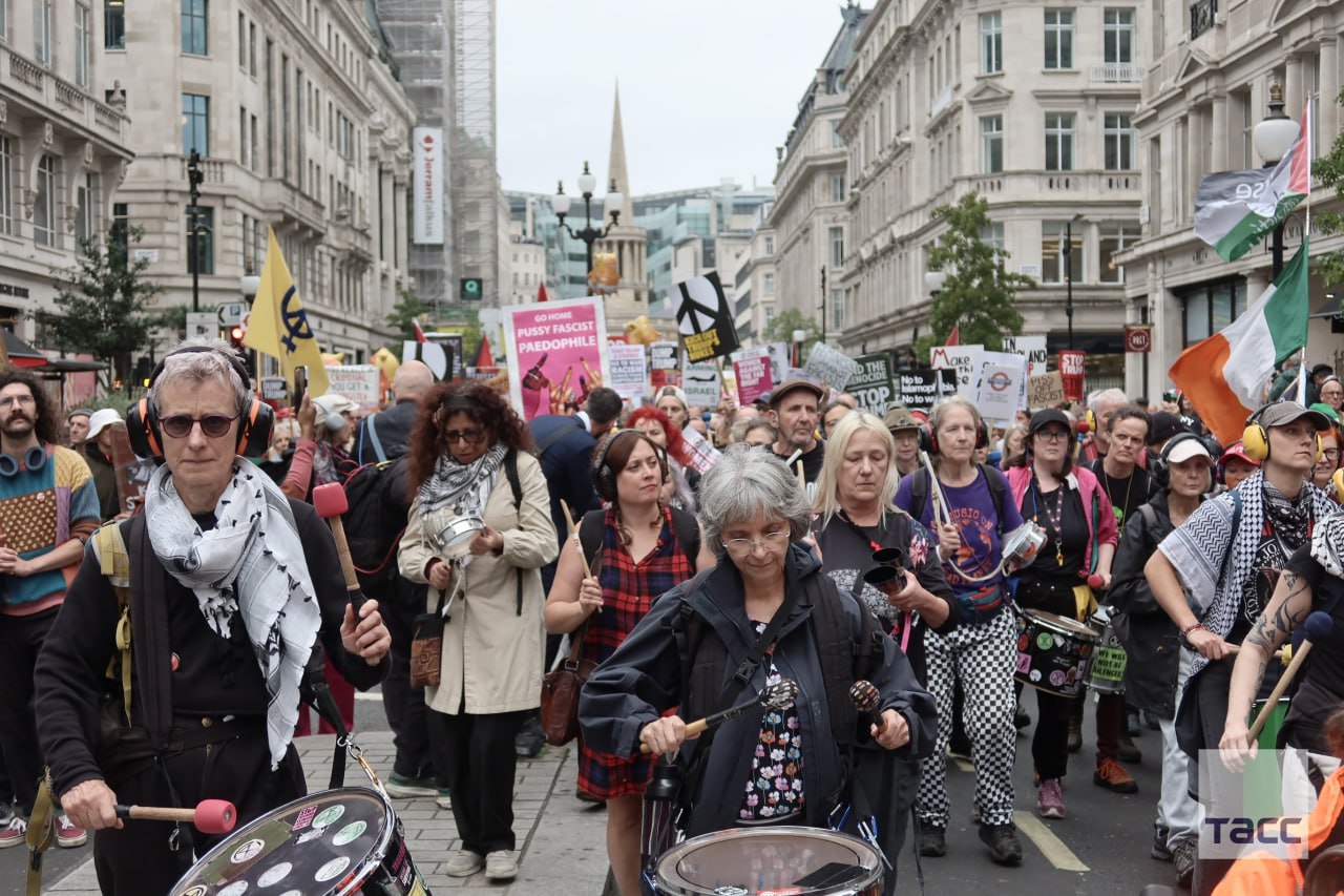 Фото протестувальників на мітингу у Лондоні. Джерело - Телеграм